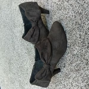 Women's gray booties with bow detail